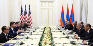 עם מה הגיע סגן נשיא ארה״ב ואנס לארמניה